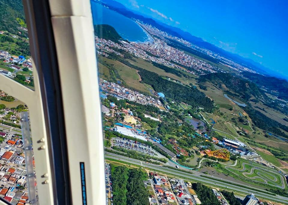 passeio-de-helicoptero-penha-parque-beto-carrero-world-balneario-camboriu-navegantes-fretamento-aereo-taxi-aereo-janela