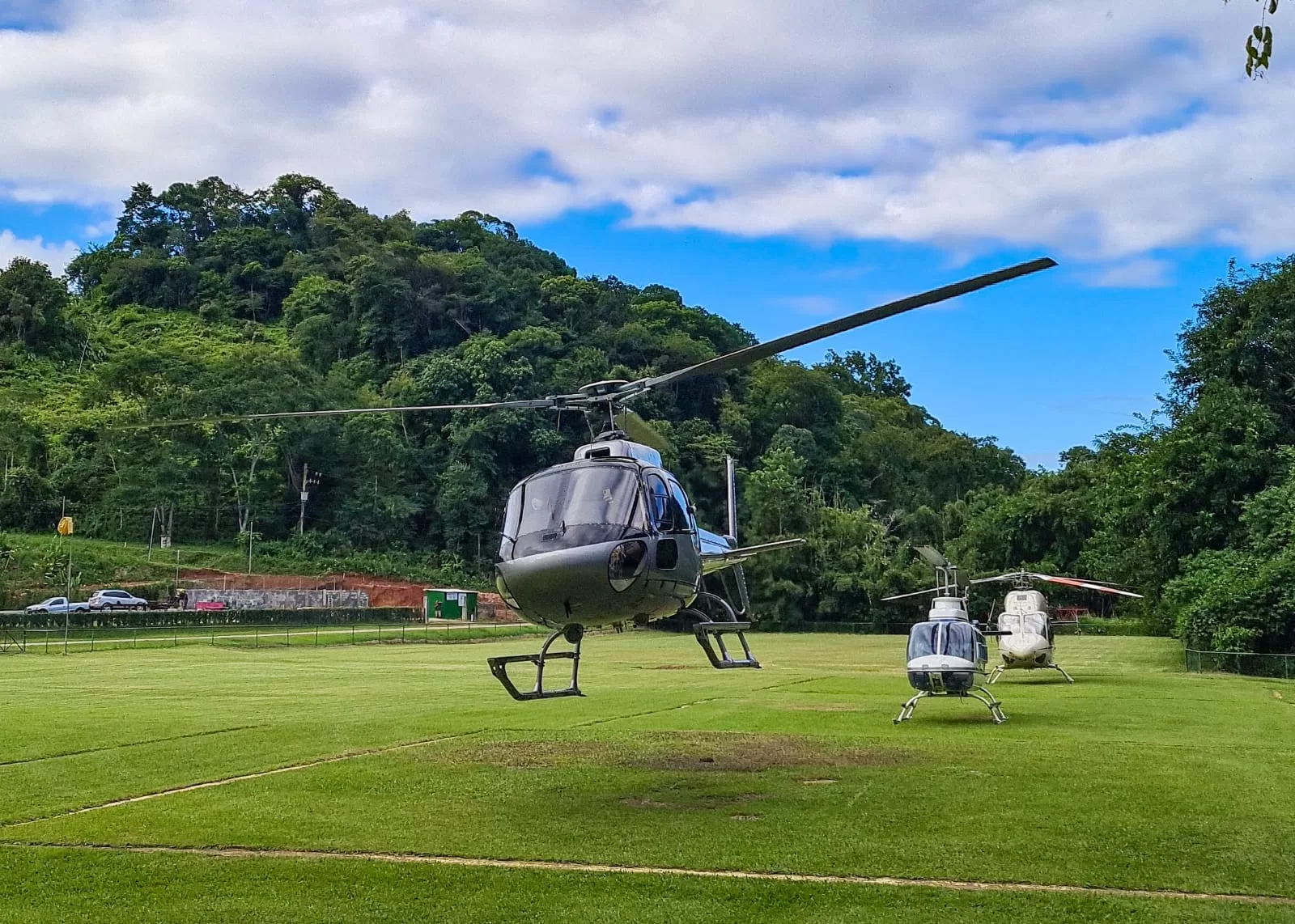 Quanto tempo e a qual velocidade um helicoptero voa?