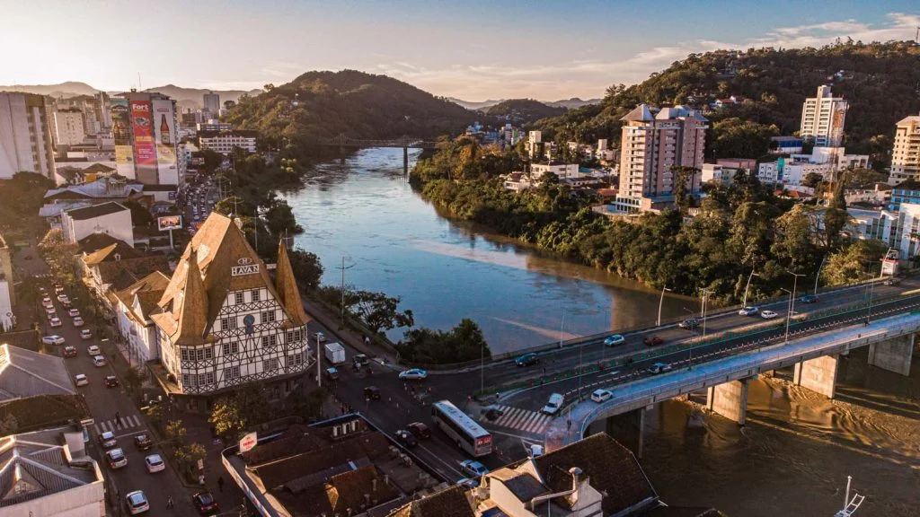 blumenau oktorberfest de helicótero tralasdo para toda santa catarina