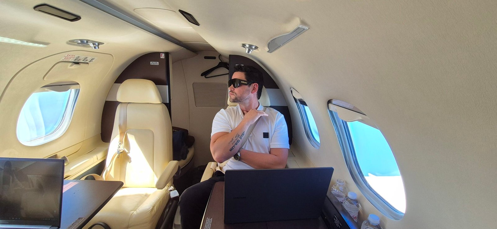 Interior — Embraer Phenom 100EX — Embarque Oficial